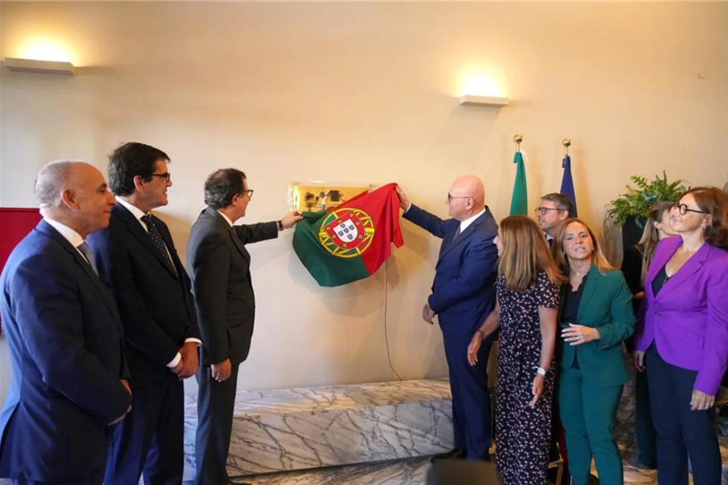 Unveiling the plaque of the Euronext porto office.png